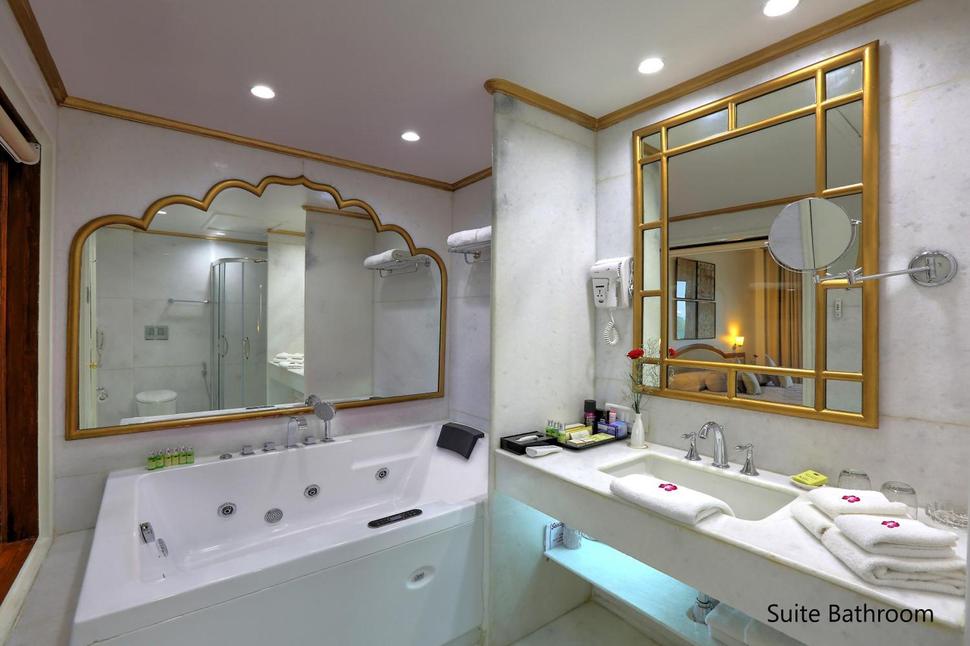 Hotel Clarks Shiraz Агра Екстер'єр фото