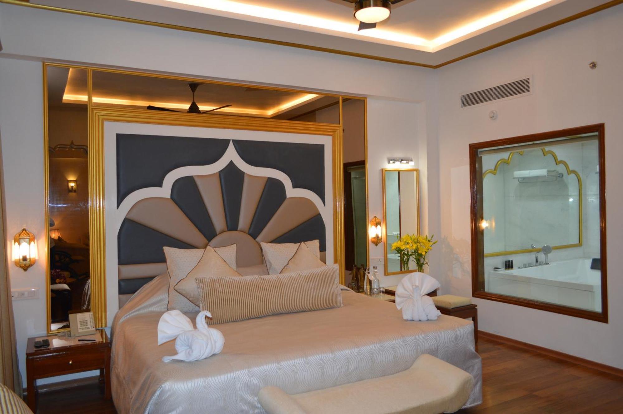 Hotel Clarks Shiraz Агра Екстер'єр фото