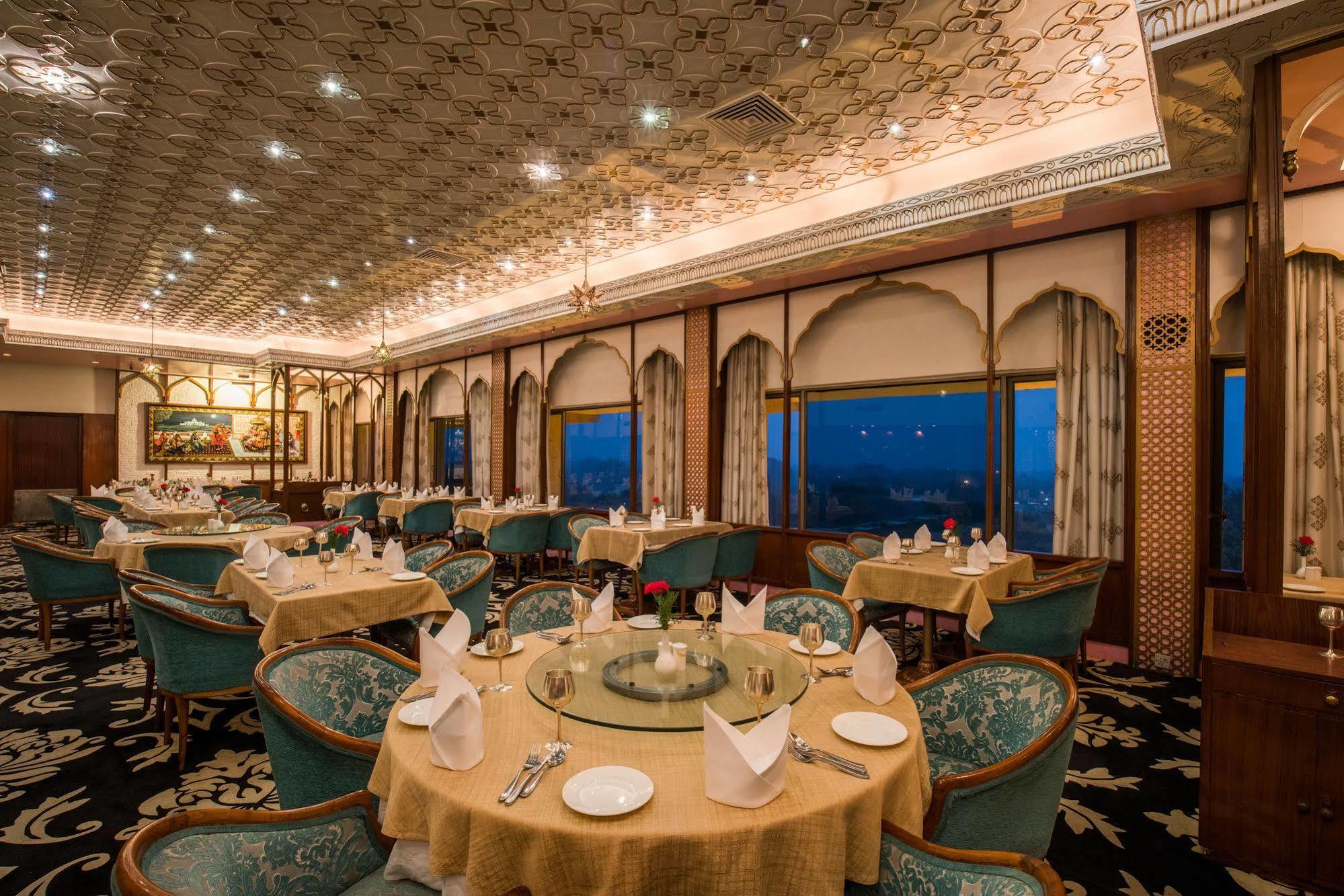 Hotel Clarks Shiraz Агра Екстер'єр фото