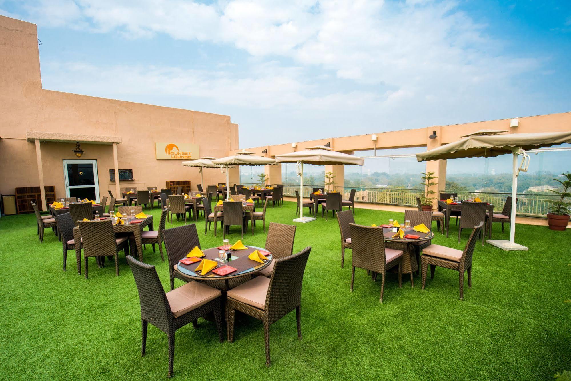 Hotel Clarks Shiraz Агра Екстер'єр фото