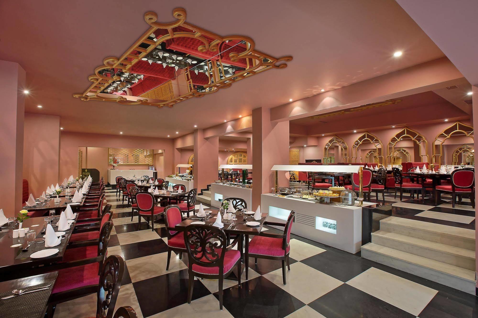 Hotel Clarks Shiraz Агра Екстер'єр фото