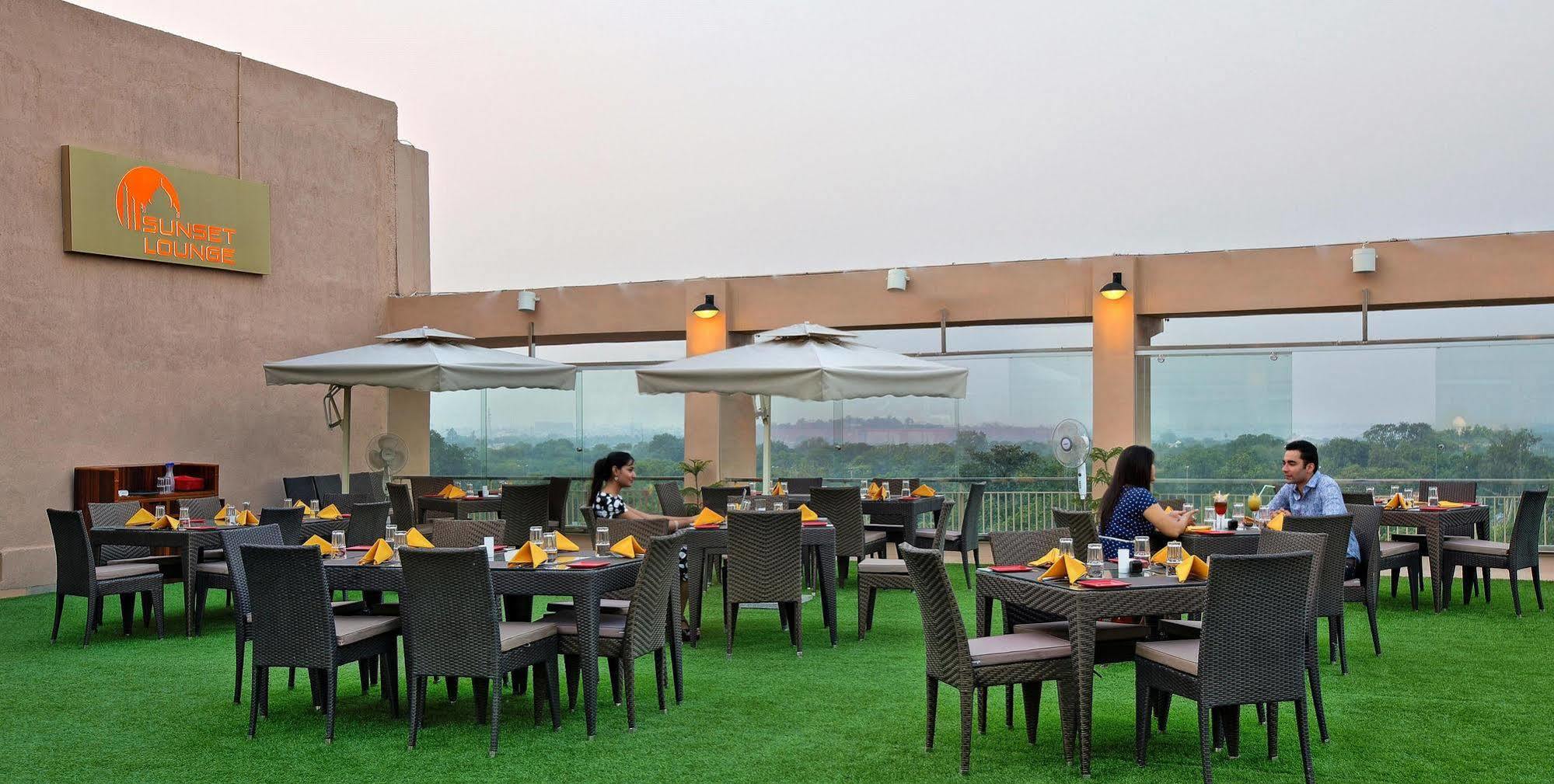 Hotel Clarks Shiraz Агра Екстер'єр фото